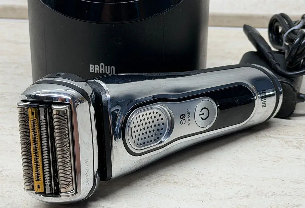 BRAUN Series 9 Holiaci strojček + čistiaca stanica