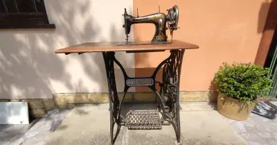Starožitný šijací stroj