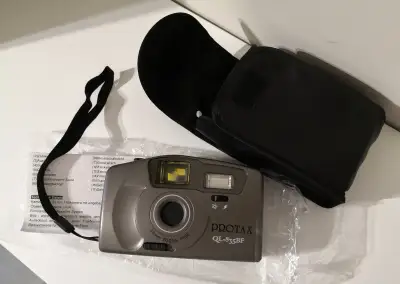 Starý analogový fotoaparát Protax model QL-835BF