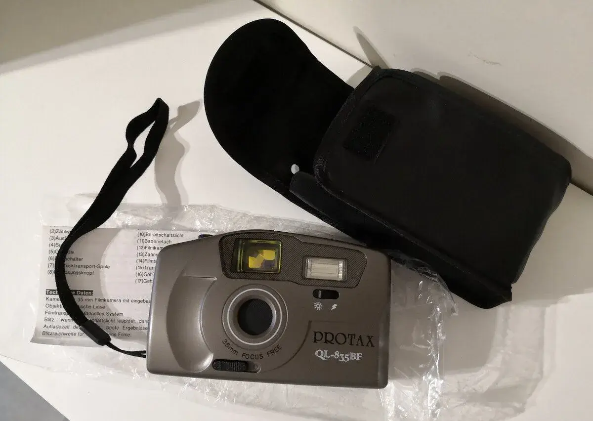 Starý analogový fotoaparát Protax model QL-835BF
