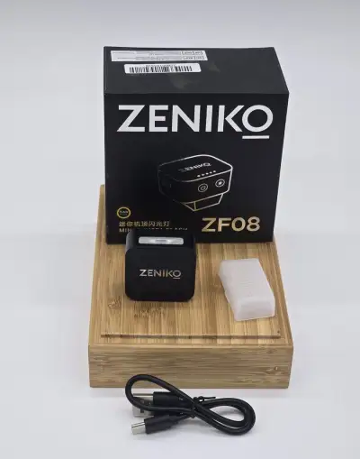 Zeniko ZF08 mini blesk na sánky