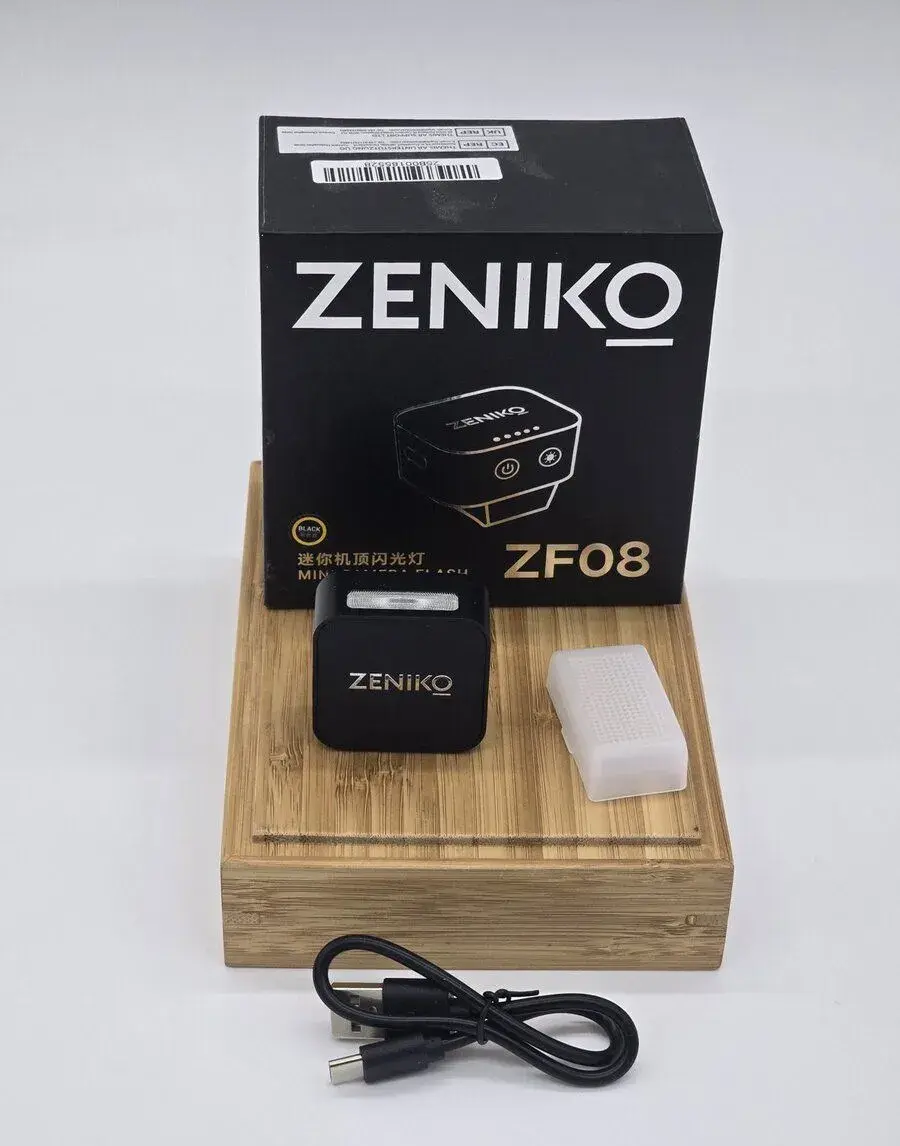 Zeniko ZF08 mini blesk na sánky