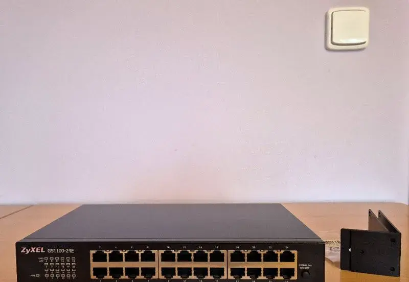 Switch Zyxel GS1100-24E + rack mount