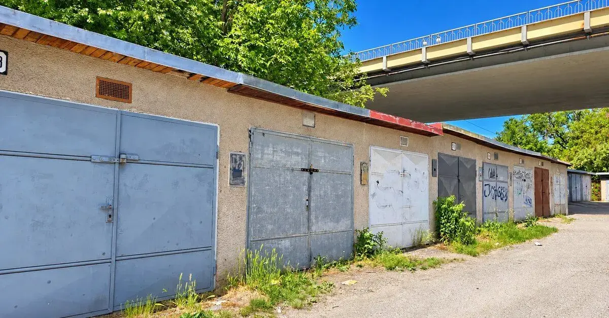 HĽADÁTE GARÁŽ VO ZVOLENE S ELEKTRINOU BLÍZKO CENTRA?