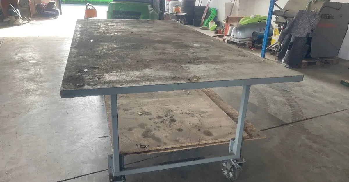Zvárací stôl 300 × 150 cm s kolieskami a policou