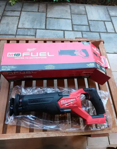 Chvostovu pilu Milwaukee M18FSZ