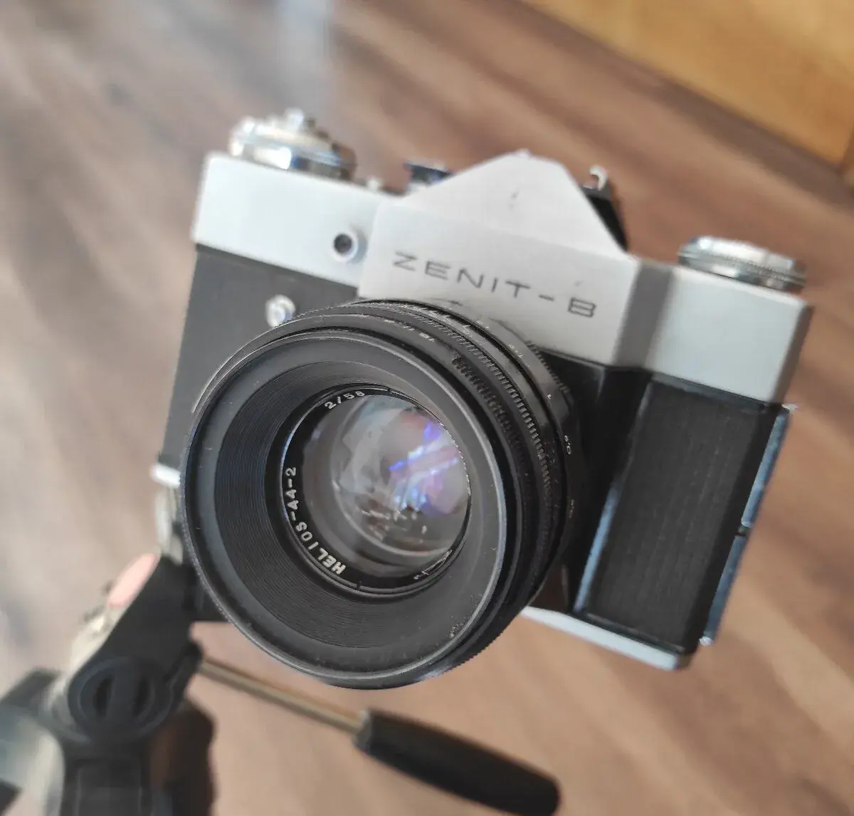 Starý fotoaparát Zenit B a stativ