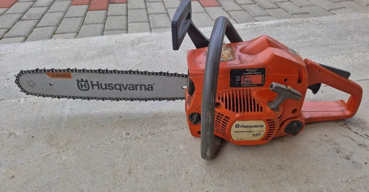 Motorovu pilu husquarna 137