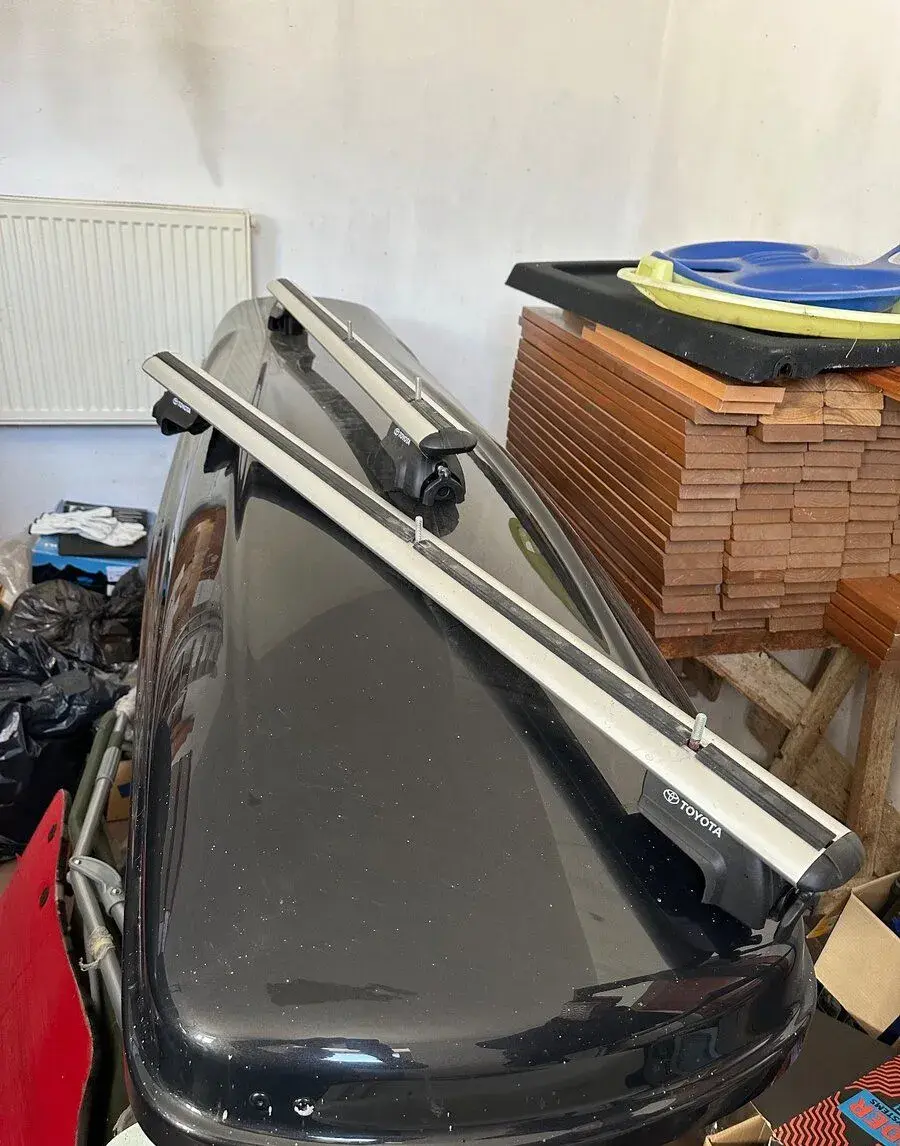 Stresny nosic pre Toyotu RAV 4 a Ski box 390 l