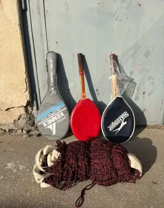 Tenisové rakety a tenisová sieť.