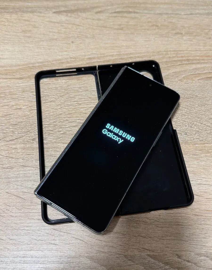 Samsung galaxy Z Fold 4 512Gb verzia - Funkčný