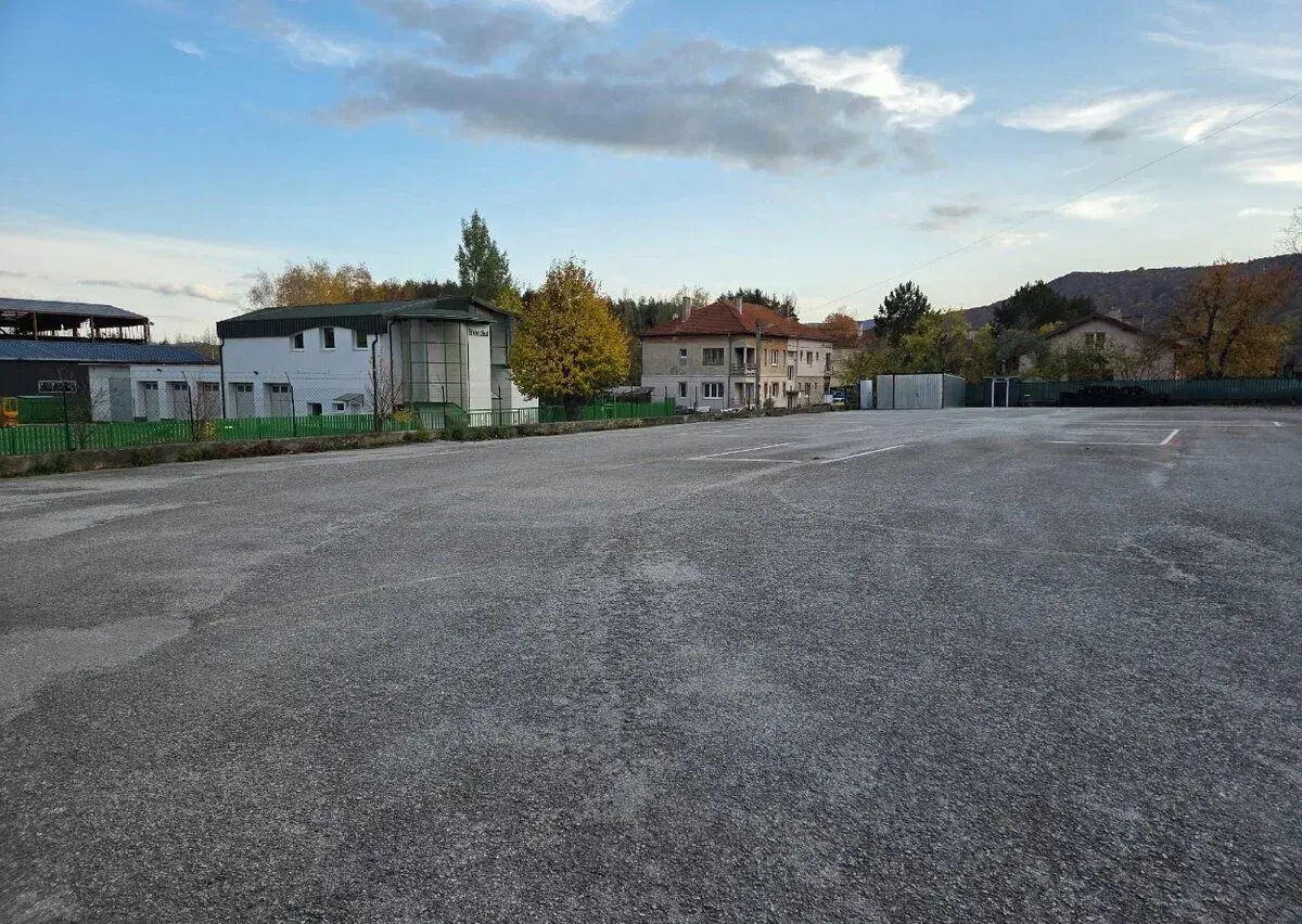 Na predaj / dlhodobý prenájom: Asfaltová plocha 2 727 m² s 3