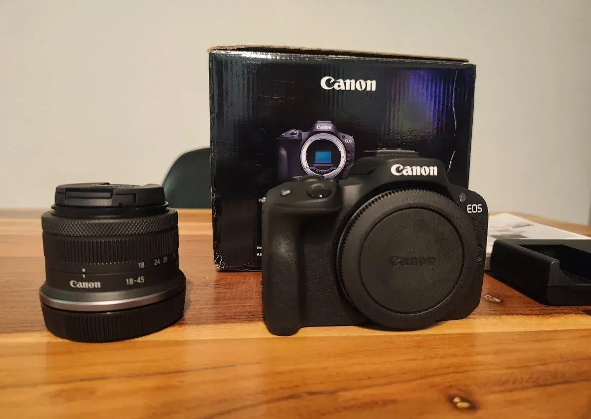 Nový Canon EOS R50 + RF-S 18-45 mm IS STM