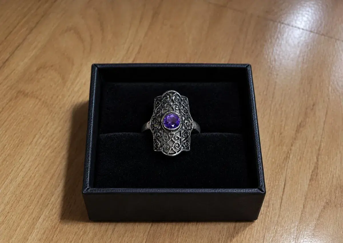 Elegantný strieborný prsteň – fialový kameň