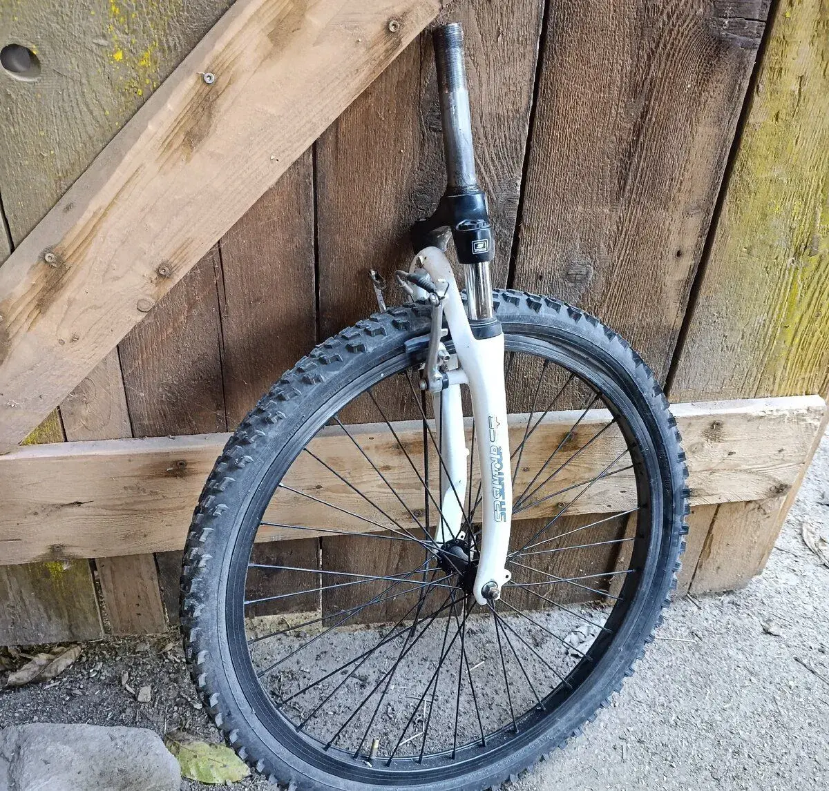 Suntour vidlica 26" 1.1/8 + koleso s pneu