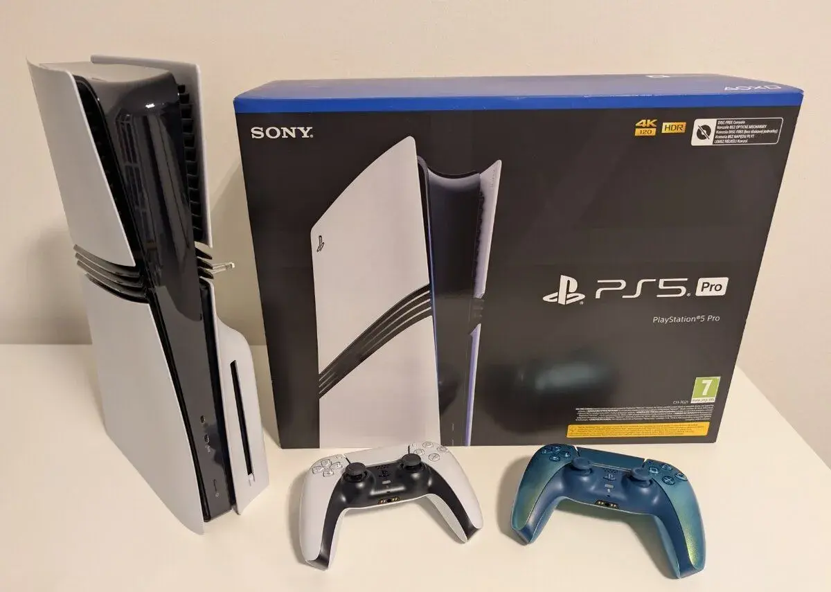 PlayStation 5 Pro + mechanika + 2 ovládače (v záruke)