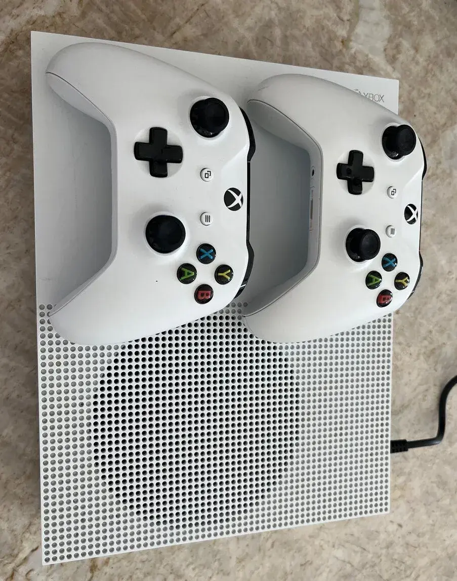 XBox One S 1TB s dvomi original ovladacmi