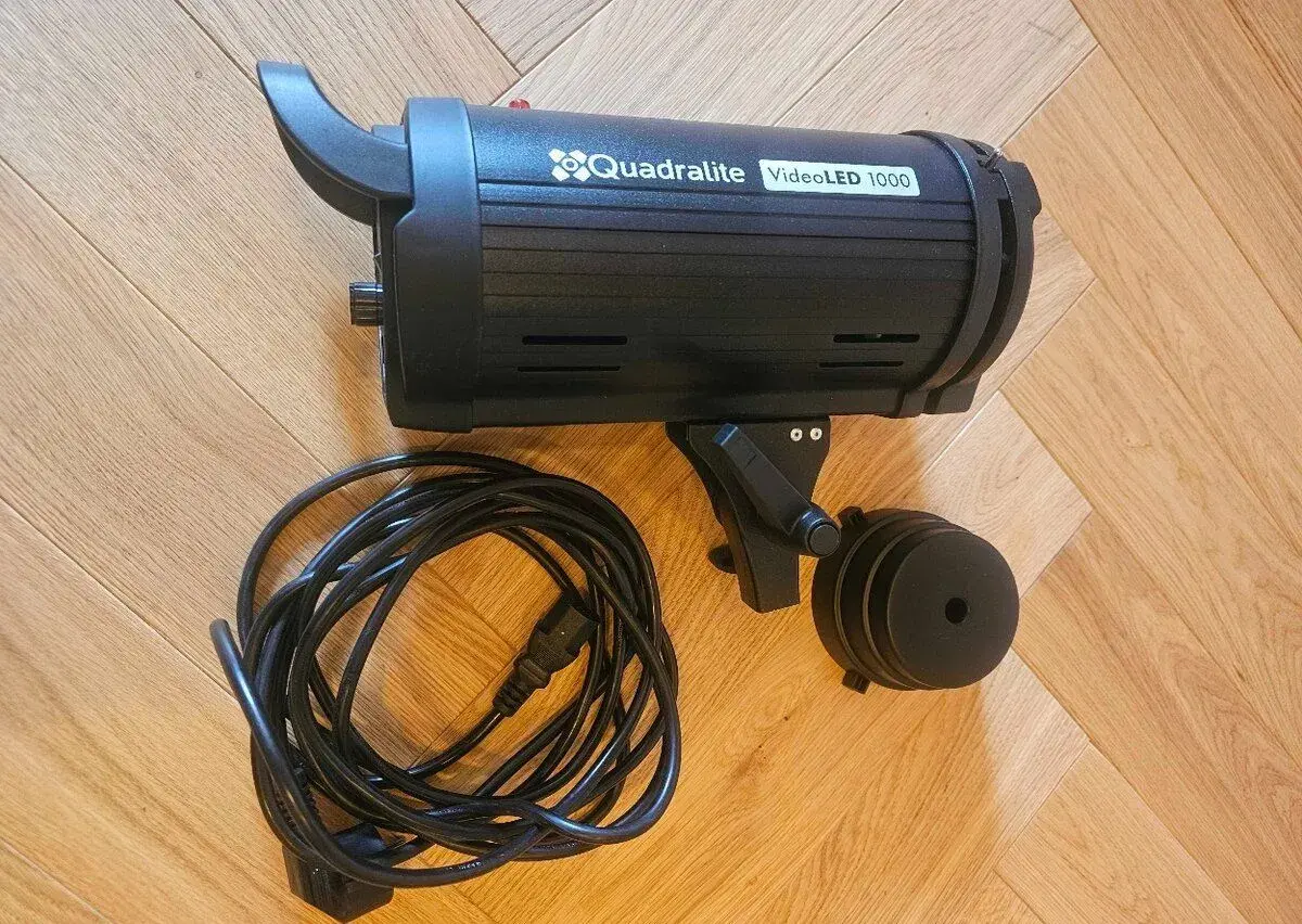 Trvalé svetlo Quantuum VideoLED 1000 na produktové fotografi