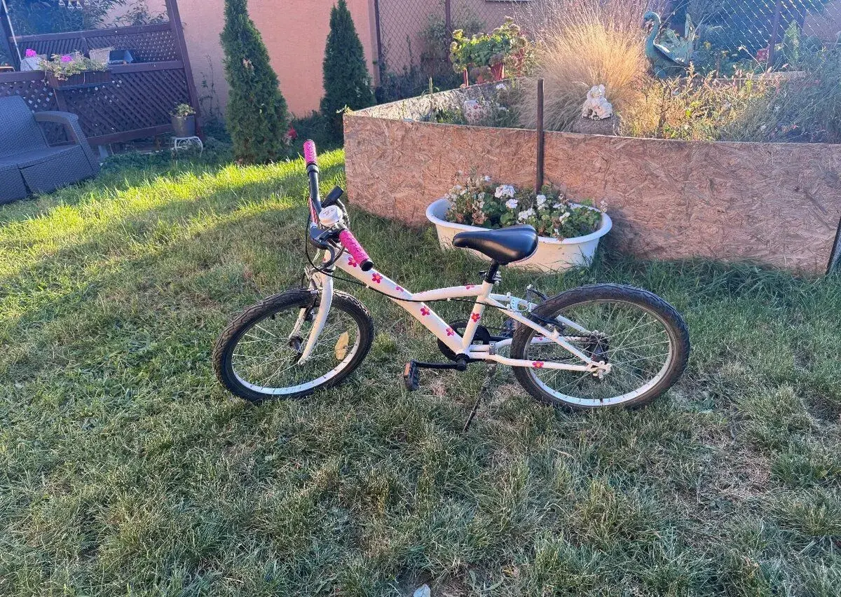 Biely dievčenský bicykel