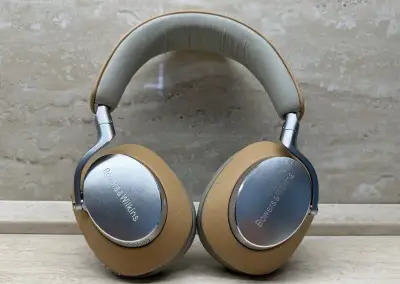 Bowers & Wilkins PX8 Cream