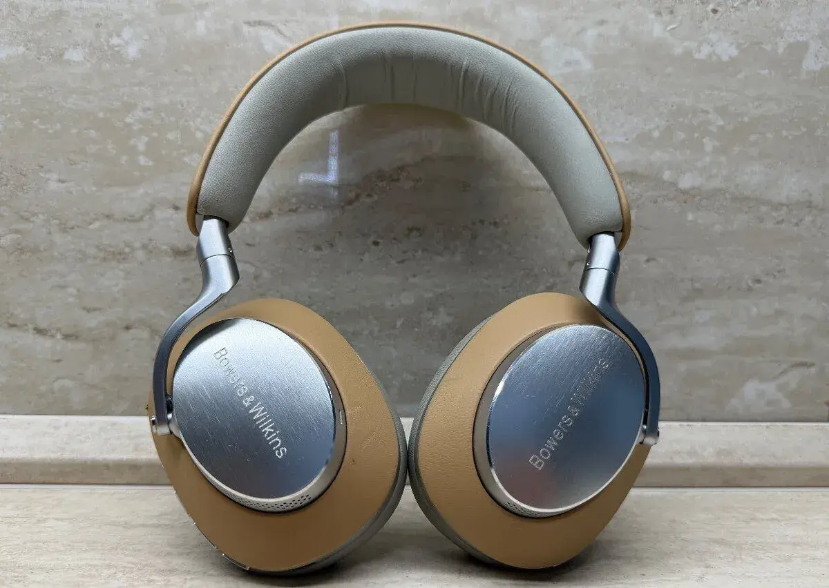 Bowers & Wilkins PX8 Cream