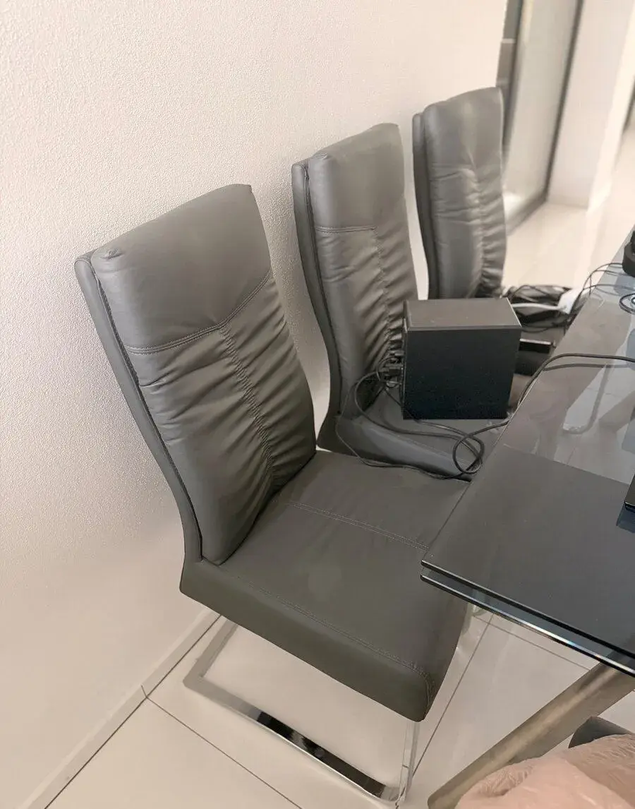 Veľký luxusný jedálenský stôl so stoličkami