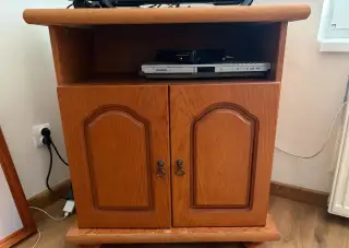 Rustikálna skrinka pod TV