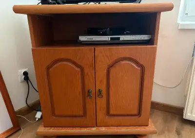 Rustikálna skrinka pod TV