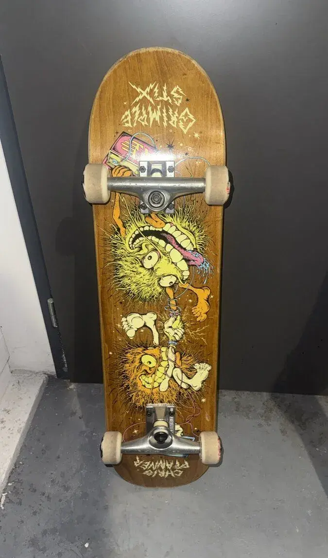 Doska: Anti Hero x Grimple Stix – pro model Chris Pfanner