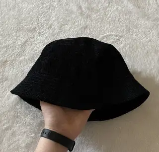 Čierny menčestrový klobúk