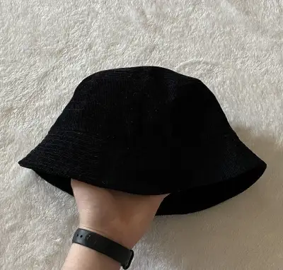 Čierny menčestrový klobúk