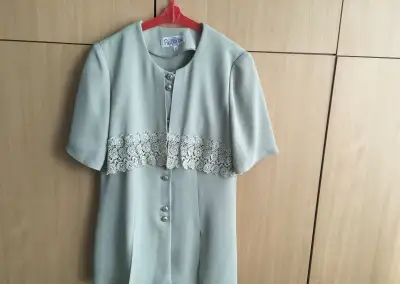 Dámsky kostým so sukňou v: 40