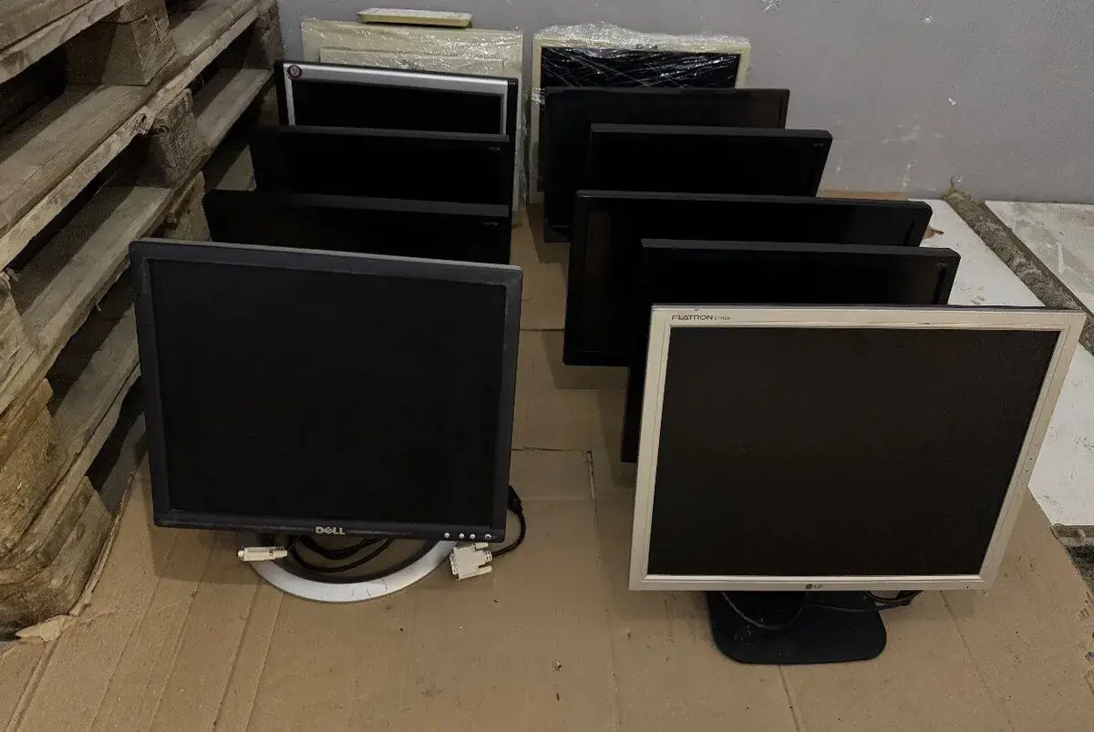 12× LCD MONITORY