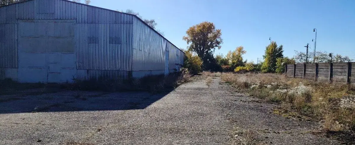 PREDAJ komerčný areál 8 863 m² pri žel.j trati v Šurany.