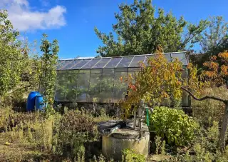 CHATA S 506 M² POZEMKOM, SKLENÍKOM A ZÁHRADNÝM DOMČEKOM