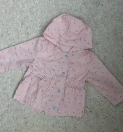 Prechodná predľžená bunda s kapucňou a ozdobnými vreckami