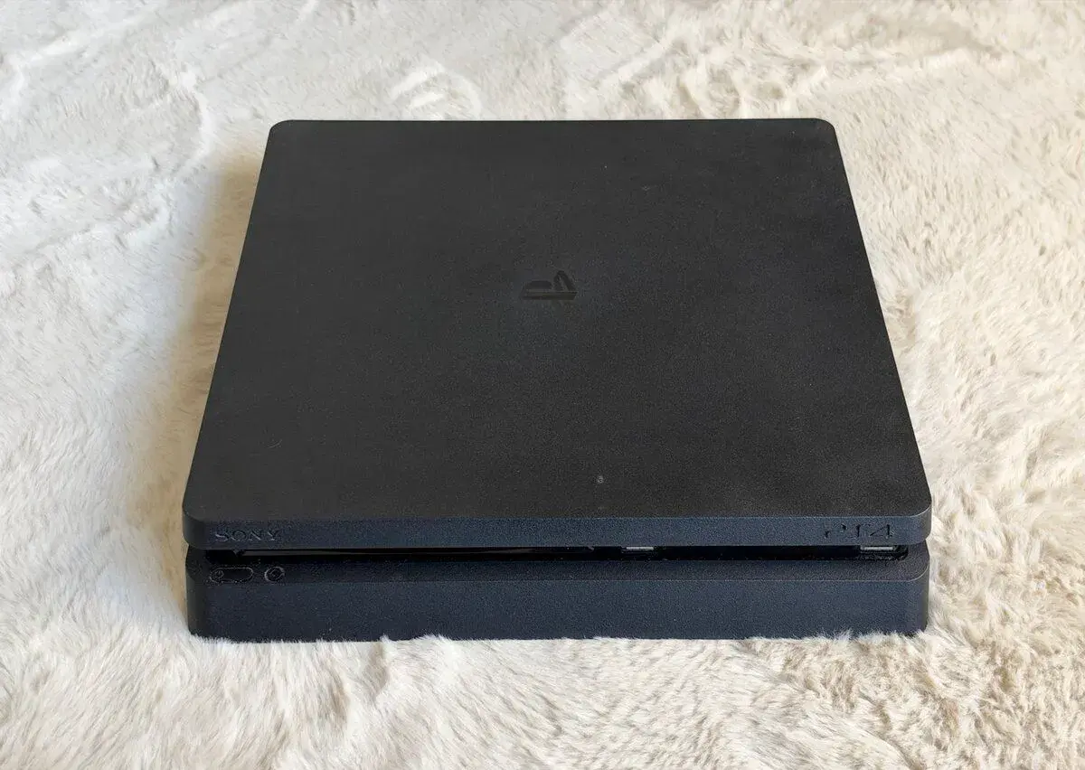 Herná konzola PS4 Slim 1TB