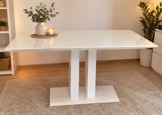 Mohutný jedálenský stôl