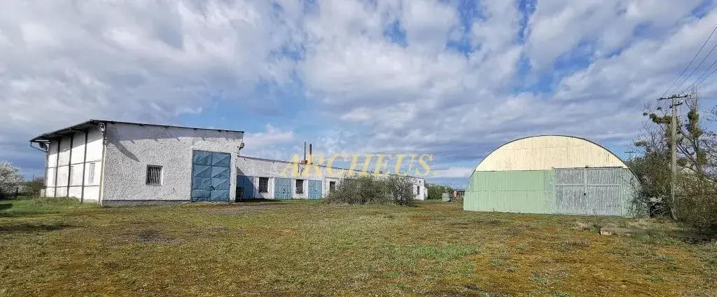 HOSPODÁRSKY AREÁL PETROVCE NAD LABORCOM, 3 km OD MICHALOVIEC