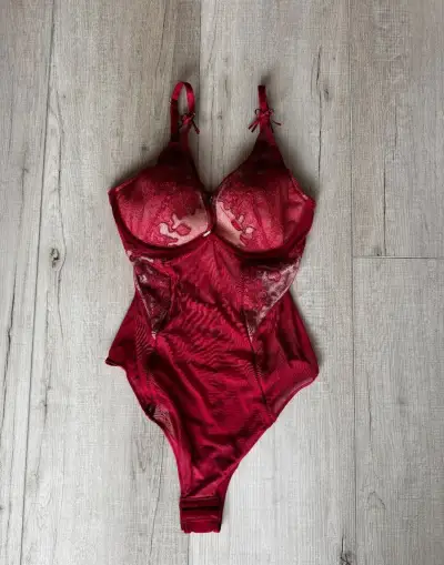 Bordové luxusné čipkované body – nové, nenosené