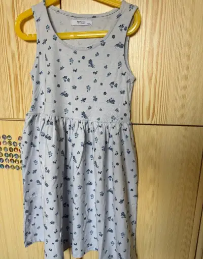 Šaty bez rukávov (Reserved / 134)