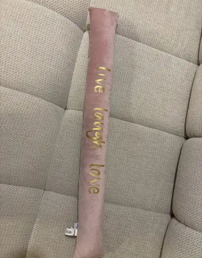 Ružový vankúš Live Laugh Love – 88 cm