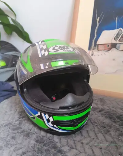 Prilbu na motorku