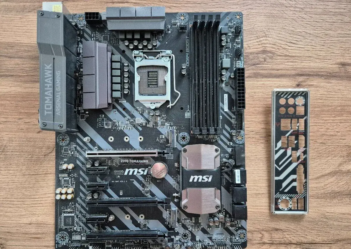 MSI Z370 TOMAHAWK + škatuľa