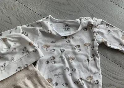 Set- body, čiapka, tepláky 68 H&M