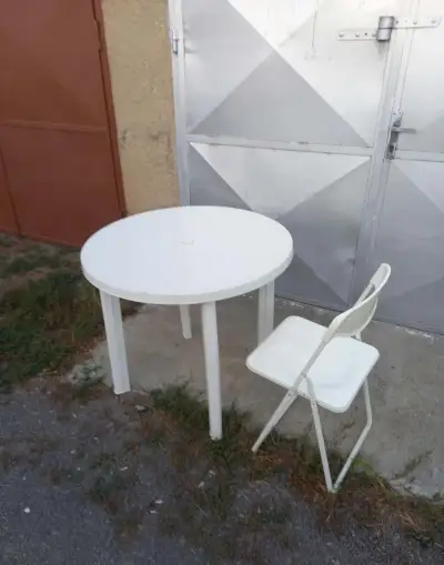 Plastovy okrúhly stôl + stolička,zahradny nabytok