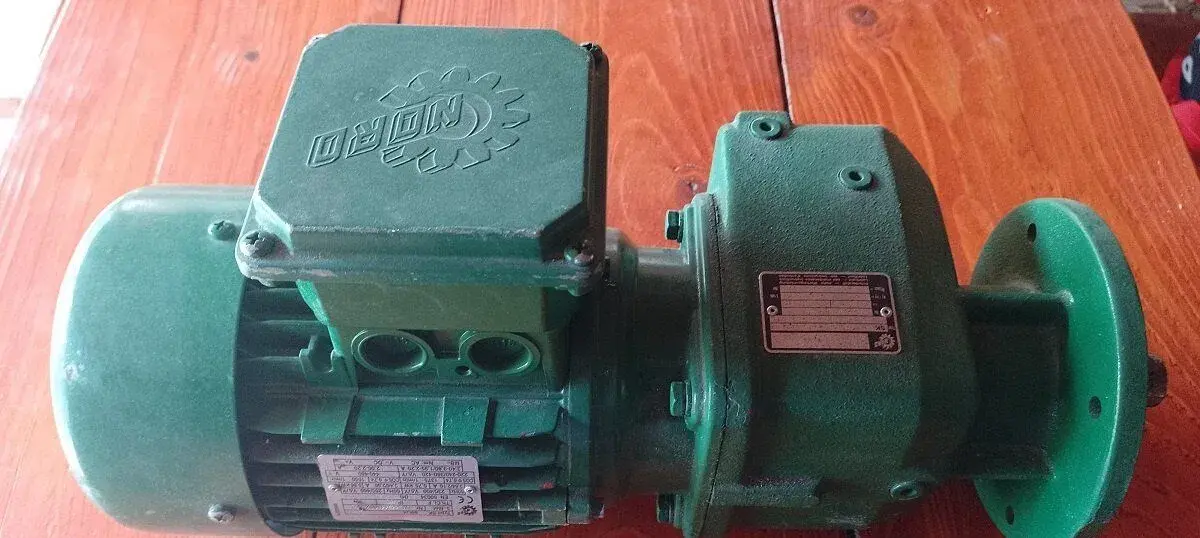 Elektromotor s prevodovkou