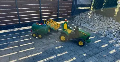 Elektrický traktor John Deere