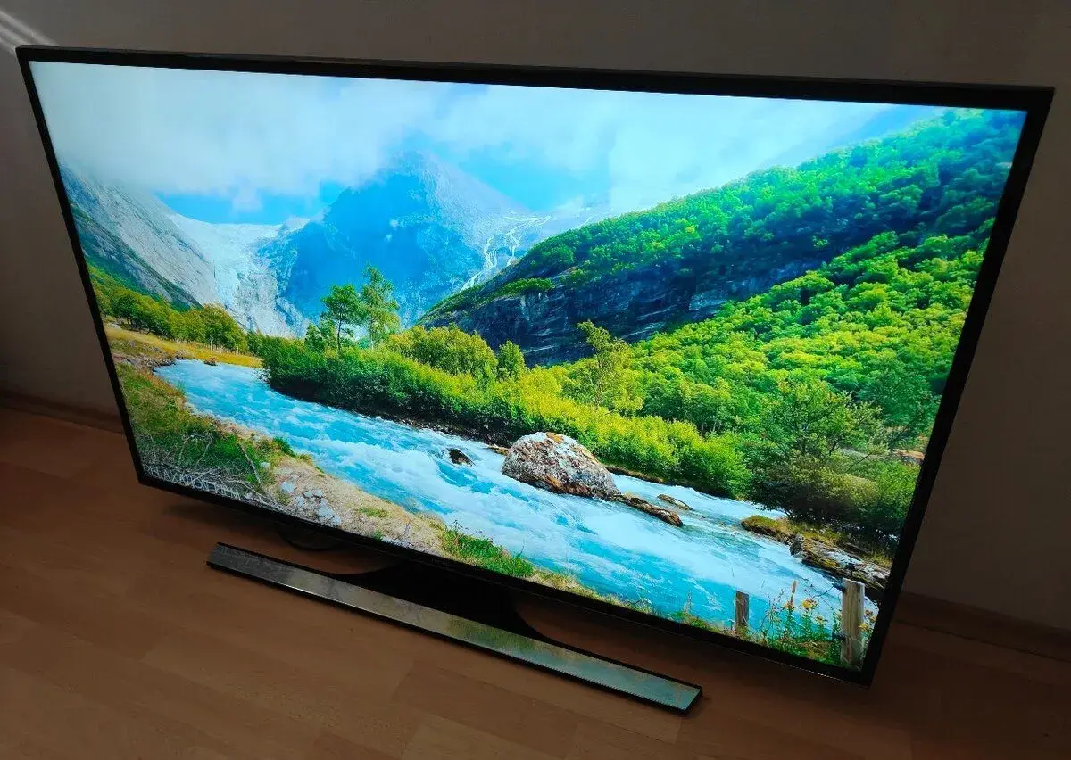 Samsung 4K Smart TV - 121cm
