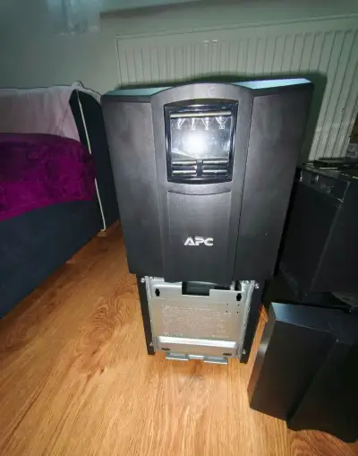 Záložný zdroj APC SMT2200
